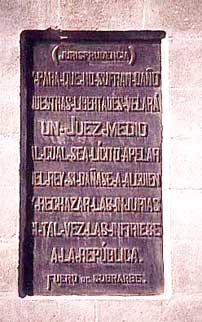 Placa de bronce en el monumento al Justiciazgo